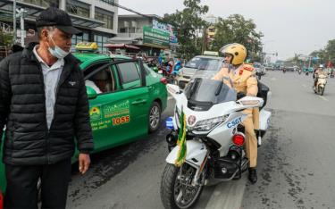 Lực lượng CSGT Thủ đô tuần tra, chống ùn tắc bảo đảm an toàn cho nhân dân về quê đón Tết