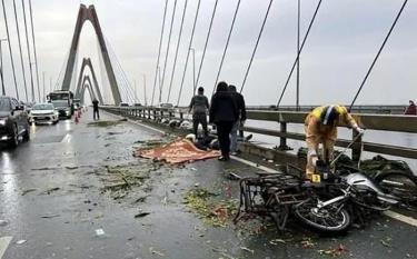 Vụ tai nạn trên cầu Nhật Tân (Hà Nội) hôm nay khiến 1 người tử vong. (Ảnh: ANTĐ)