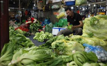 Quầy bán rau xanh tại chợ Phùng Khoang, Thanh Xuân, Hà Nội.