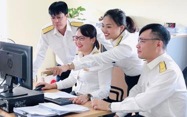 Cán bộ Chi cục Thuế Yên Bình trao đổi về công tác tuyên truyền chuẩn hóa thông tin đăng ký thuế cá nhân.