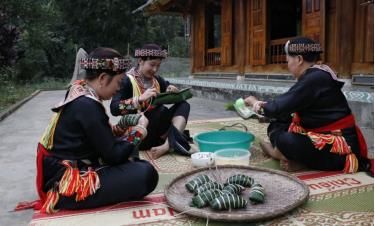 Bánh trưng gù là loại bánh không thể thiếu trong ngày Tết của đồng bào Dao đỏ