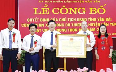 Chủ tịch UBND huyện Văn Yên - Hà Đức Anh (thứ ba từ trái sang) trao Bằng công nhận đạt chuẩn NTM năm 2024 cho xã Phong Dụ Thượng.