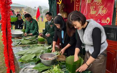 Cán bộ, chiến sĩ Trung đoàn 174 và người dân địa phương gói bánh chưng, chuẩn bị đón tết cổ truyền của dân tộc.