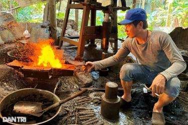 Các lò rèn ở thôn Minh Khánh đỏ lửa suốt ngày