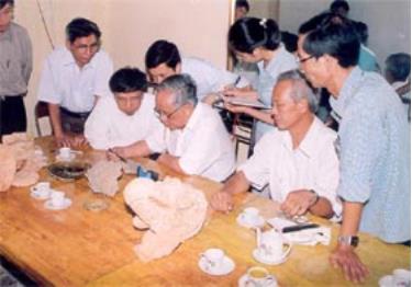 Các chuyên gia Viện Khảo cổ học Việt Nam đang nghiên cứu các hiện vật được khai quật tại Di tích Khảo cổ Hắc Y - Đại Cại (Lục Yên). (Ảnh: Sơn Nam)

