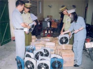 Lực lượng quản lý thị trường phối hợp với cán bộ thuế dán tem hàng nhập khẩu  quản lý chặt nguồn thu cho ngân sách nhà nước.
(Ảnh: T.L)
