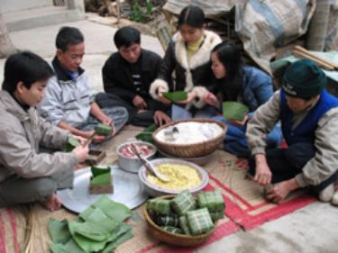 Gia đình ông Túc, bà Thuý phường Yên Ninh - thành phố Yên Bái còn giữ được nếp xưa là gói bánh chưng tết.