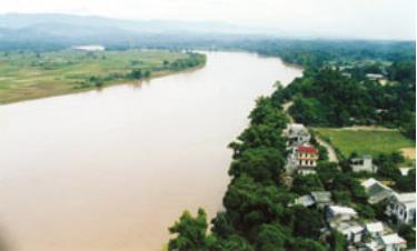 Phố bên sông.(Ảnh: Quang Tuấn)
