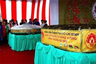 Cặp bánh chưng, bánh dày cung tiến ngày giỗ tổ năm 2006.