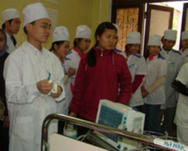 Giờ thực hành của học viên đăng nhập dafabet khoa Hồi sức cấp cứu bệnh viên Đa khoa Yên Bái.