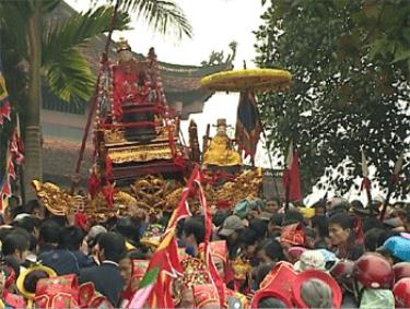 Lễ rước mẫu qua sông về miếu Ghềnh Nhai.