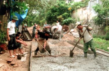 Nhân dân Tổ 53, phường Đồng Tâm (thành phố Yên Bái) tham gia bê tông hóa đường Lê Trực. (Ảnh: Trường Phong)

