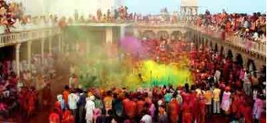 Lễ hội màu sắc – Holi Festival là một trong những lễ hội quan trọng nhất của người theo đạo Hindu.  
