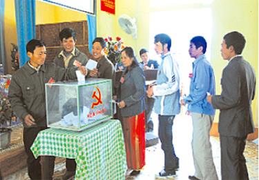 Đại biểu xã Lâm Giang bỏ phiếu bầu trực tiếp chức danh bí thư Đảng ủy xã nhiệm kỳ 2010 - 2015. (Ảnh: Nguyễn Giang)
