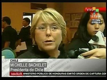 Tổng thống Chile Michelle Bachelet phát biểu trước giới báo chí sau khi xảy ra thảm họa động đất.