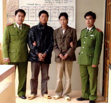 Điều tra viên phòng CSĐTTPVTTXH bắt giữ 2 đối tượng Phùng Xuân Đường và Hoàng Văn Sỹ (đứng giữa).
