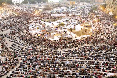 Dòng người biểu tình đổ về quảng trường Tahrir tại thủ đô Cairo.