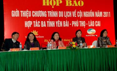 Lãnh đạo các tỉnh chủ trì họp báo.