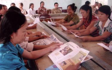 Phụ nữ xã Yên Hưng (Văn Yên) trao đổi kinh nghiệm xây dựng gia đình hạnh phúc. (Ảnh: Quỳnh Nga)