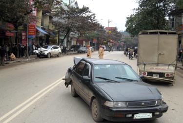 Hiện trường một vụ tai nạn giao thông trên đường Điện Biên.
