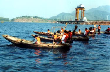 Đua thuyền trong lễ hội “Âm vang hồ Thác Bà 2011”.
(Ảnh: Thanh Miền)