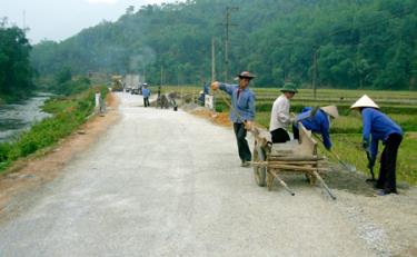 Toàn tỉnh Yên Bái hiện có 422,5 km tỉnh lộ.  Ảnh MQ