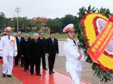 Lãnh đạo Đảng, Nhà nước, Quốc hội, Chính phủ và Mặt trận Tổ quốc Việt Nam đến đặt vòng hoa và vào Lăng viếng Chủ tịch Hồ Chí Minh.