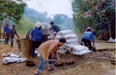 Người dân xã Việt Thành tích cực làm đường giao thông nông thôn.