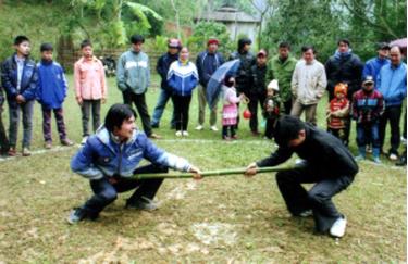 Thi đẩy gạy trong lễ hội đình làng Dọc xuân Nhâm Thìn 2012.
