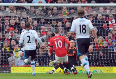 Tiền đạo Rooney (số 10) ghi bàn thắng nâng tỷ số lên 2 - 0 cho Man.United.
