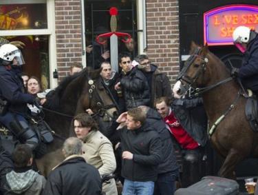 Cảnh sát tiến hành bắt giữ người tại khu đèn đỏ của Amsterdam.
