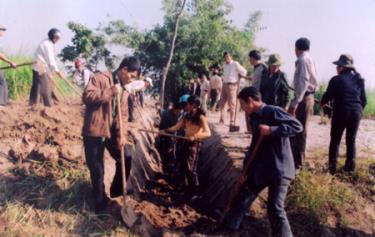 Hội Nông dân thành phố luôn chú trọng vận động hội viên sửa chữa và xây dựng mới hệ thống kênh mương.
