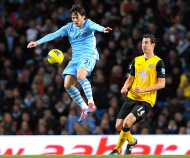 David Silva (Man.City) khống chế bóng trước Radosav Petrovic của Blackburn Rovers.