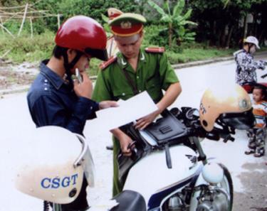 Lực lượng cảnh sát giao thông lập biên bản xử lý nhiều đối tượng thanh thiếu niên vi phạm TT ATGT đường bộ.
