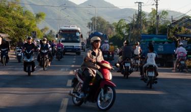 Quốc lộ 1 đoạn xã Diên An, huyện Diên Khánh, tỉnh Khánh Hòa rất hẹp, gây khó khăn cho các phương tiện lưu thông.