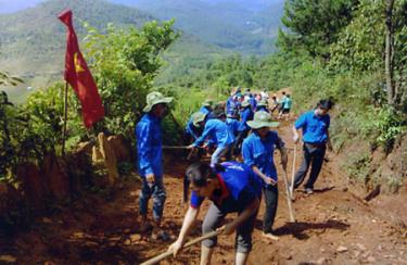 Đội thanh niên tình nguyện Trường Cao đẳng Y tế cùng bà con mở 4 km đường xã Đại Lịch, huyện Văn Chấn.