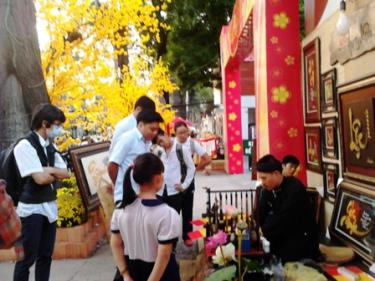 Từ 6-7 giờ sáng và 6-9 giờ tối là thời điểm đông khách tham quan nhất.
