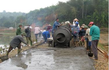 Nhân dân xã Đại Minh bê tông hóa đường giao thông nông thôn.