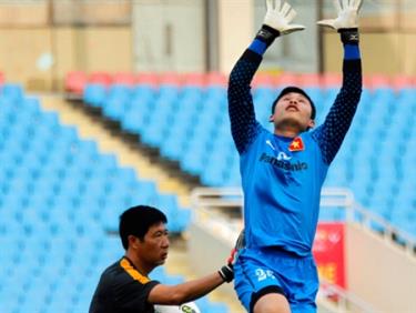 Thủ thành Hoàng Tuấn Linh là một trong 4 cái tên sẽ bị loại.
