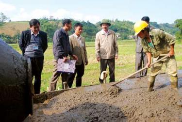 Đồng chí Lưu Văn Đoàn - Chủ tịch UBND huyện kiểm tra việc bê tông hóa đường giao thông nông thôn tại xã An Bình.