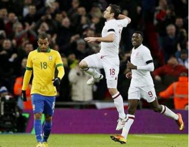 Tiền vệ F.Lampard (giữa) sau khi ghi bàn vào lưới Brazil.