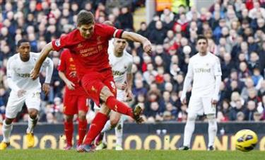 Trên chấm 11m, tiền vệ Steven Gerrard ghi bàn vào lưới Swansea mở đầu cho trận đại thắng của Liverpool.
 
