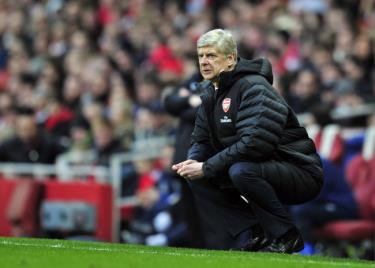 Arsenal sắp trắng tay, Wenger vẫn được đề nghị hợp đồng mới

