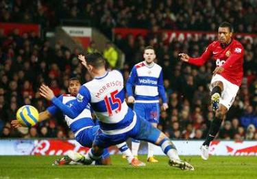 Tiền vệ người Bồ Đào Nha Nani (Man.United) tung cú sút trước các hậu vệ Reading.
