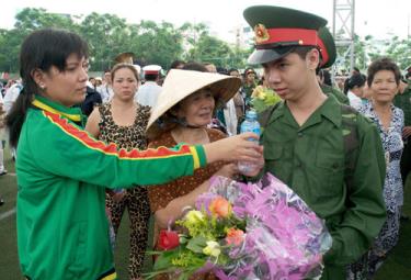 Thanh niên tại TP.HCM chia tay người thân lên đường thực hiện nghĩa vụ quân sự.