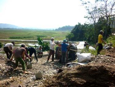 Văn Yên là một trong những địa phương huy động mạnh mẽ sức dân trong làm đường giao thông nông thôn.
