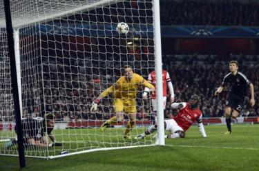 Thủ môn Wojciech Szczesny (áo vàng, Arsenal) bất lực nhìn bóng đi vào lưới sau pha dứt điểm cận thành của Mario Mandzukic.