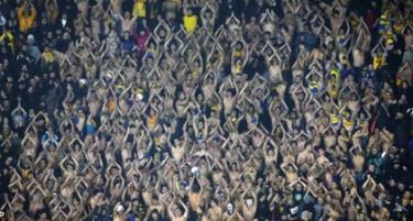Khung cảnh quá khích trên sân của Metalist Kharkiv.