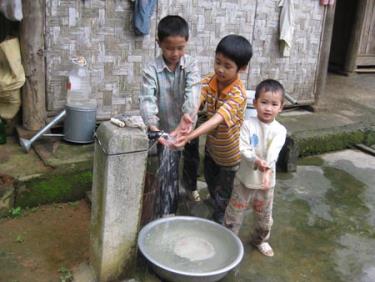 Trẻ em huyện Văn Chấn (Yên Bái) không phải ra suối tắm vì có nước sạch về tận nhà.