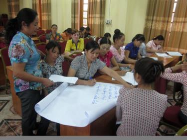 Một buổi tập huấn cho cán bộ, hội viên về phòng chống buôn bán phụ nữ trẻ em của hội phụ nữ tỉnh.